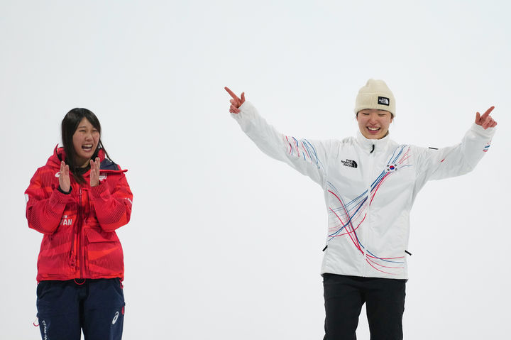 [리비뇨=AP/뉴시스] 유승은(오른쪽)이 9일(현지 시간) 이탈리아 리비뇨 스노파크에서 열린 2026 밀라노·코르티나담페초 동계올림픽 스노보드 여자 빅에어 동메달을 따낸 후 시상대에 올라 포즈를 취하고 있다. 고교생 유승은은 결선에서 171.00점을 기록해 한국 스노보드 사상 처음으로 빅에어 종목 메달을 수확했다. 2026.02.10.