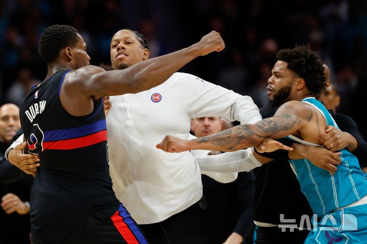 [샬럿=AP/뉴시스] 미국프로농구(NBA) 디트로이트 피스턴스의 제일런 듀런과 샬럿 호니츠의 마일스 브리지스. 2026.02.09.