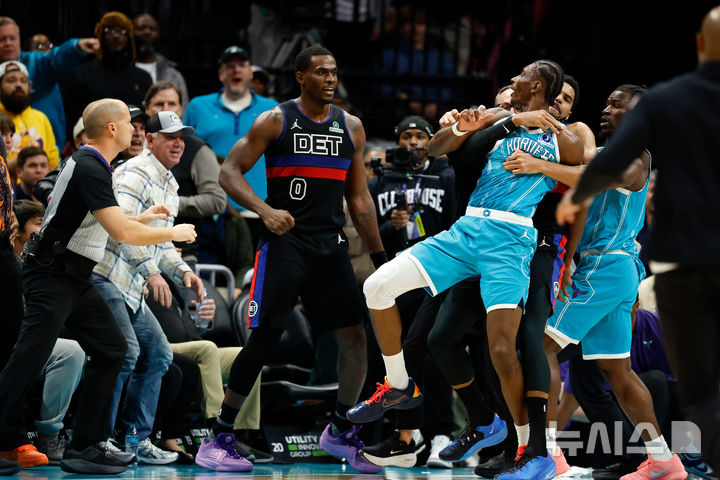 [샬럿=AP/뉴시스] 미국프로농구(NBA) 샬럿 호니츠의 무사 디아바테와 디트로이트 피스턴스의 제일런 듀런. 2026.02.09.