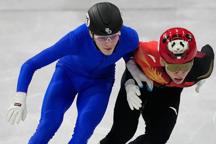 [밀라노=AP/뉴시스] 2026 밀라노·코르티나담페초 동계올림픽에 개인중립선수로 참가한 러시아 쇼트트랙 국가대표 이반 포사슈코프(왼쪽). 2026.02.10.