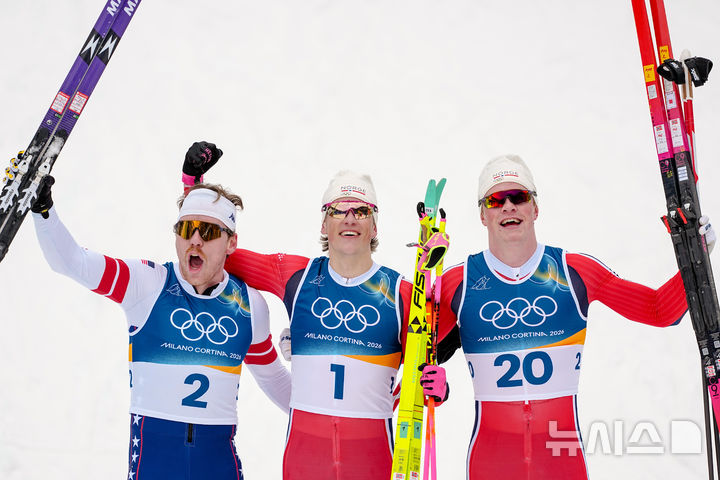 [테세로=AP/뉴시스] 10일(한국 시간) 이탈리아 테세로 크로스컨트리 스타디움에서 열린 2026 밀라노·코르티나담페초 동계올림픽 크로스컨트리 스키 남자 스프린트 클래식에서 요하네스 회스플로트 클레보(노르웨이·가운데)가 금메달을, 벤 오그던(미국·왼쪽)이 은메달을, 오스카르 옵스타 비케(노르웨이)가 동메달을 획득했다. 2026.02.10.
