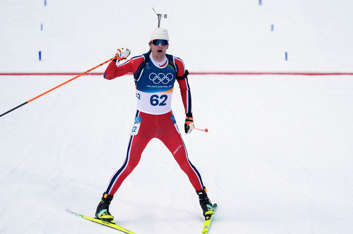 [안테르셀바=AP/뉴시스] 노르웨이 바이애슬론 남자 대표팀 스투를라 홀름 레그레이드가 10일(현지 시간) 이탈리아 안테르셀바 바이애슬론 아레나에서 열린 바이애슬론 남자 20㎞ 개인 경기에서 3위로 결승선을 통과하고 있다. 2026.02.11.