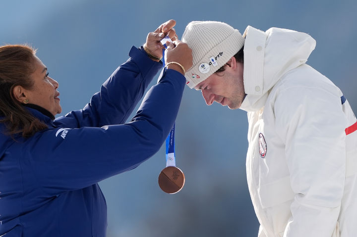 [안테르셀바=AP/뉴시스] 노르웨이 바이애슬론 남자 대표팀 스투를라 홀름 레그레이드가 10일(현지 시간) 이탈리아 안테르셀바 바이애슬론 아레나에서 열린 바이애슬론 남자 20㎞ 개인 시상식에서 동메달을 수여받고 있다. 2026.02.11.