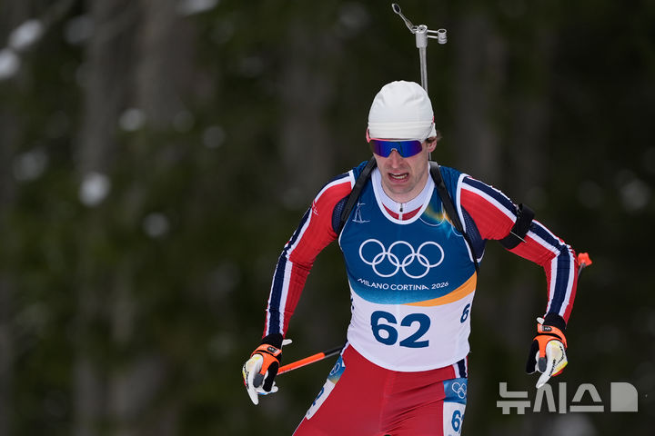 [안테르셀바=AP/뉴시스] 노르웨이 바이애슬론 남자 대표팀 스투를라 홀름 레그레이드가 10일(현지 시간) 이탈리아 안테르셀바 바이애슬론 아레나에서 열린 바이애슬론 남자 20㎞ 개인 경기에서 역주하고 있다. 2026.02.11.