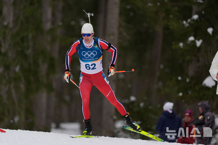 [안테르셀바=AP/뉴시스] 노르웨이 바이애슬론 남자 대표팀 스투를라 홀름 레그레이드가 10일(현지 시간) 이탈리아 안테르셀바 바이애슬론 아레나에서 열린 바이애슬론 남자 20㎞ 개인 경기에서 역주하고 있다. 2026.02.11.