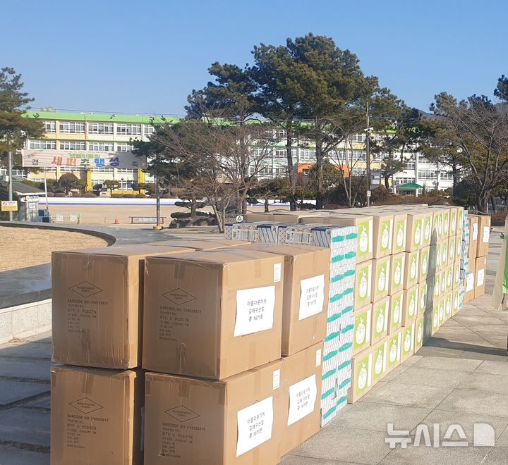 [김해=뉴시스]어려운 이웃에 나눔보따리 전달. (사진=김해시 제공). 2026.02.10. photo@newsis.com