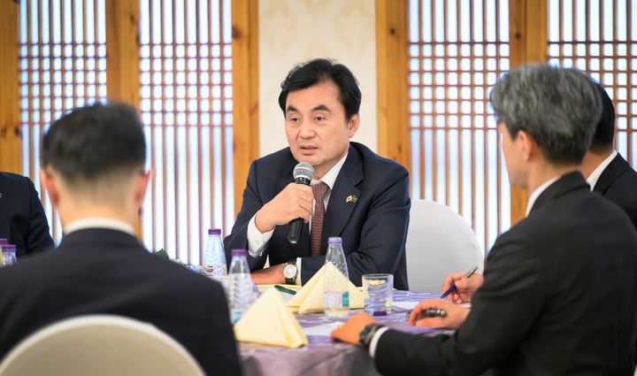 [서울=뉴시스] 안규백 국방부장관이 9일(현지시간) 사우디 세계방산전시회에 참가한 방산 중소기업과의 간담회에서 발언을 하고 있다. (사진=국방부 제공) 2026.02.10. photo@newsis.com *재판매 및 DB 금지