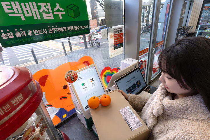 [서울=뉴시스] 세븐일레븐이 착한택배 론칭 1주년을 맞아 서비스를 리뉴얼했다. (사진=세븐일레븐 제공) *재판매 및 DB 금지