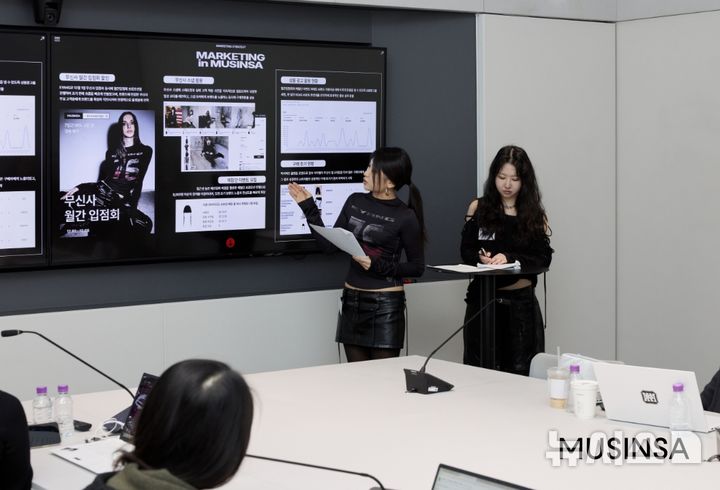 [서울=뉴시스] 패션플랫폼 무신사는 차세대 패션 브랜드 양성을 위한 장학 프로그램 '무신사 넥스트 패션 스콜라십(MNFS)' 6기의 최종 우수 브랜드 톱3를 선발하고 본격적인 브랜드 데뷔 지원에 나선다고 10일 밝혔다. 사진은 지난달 서울 성동구 무신사 성수 N1 본사에서 열린 MNFS 6기 파이널 트랙 심사 과정에 참여한 이양(EYANG) 브랜드 디렉터가 발표하는 모습. (사진=무신사 제공) 2026.02.10. photo@newsis.com