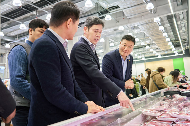 [서울=뉴시스] 정용진 신세계그룹 회장이 설 연휴를 일주일 앞둔 9일 인천 트레이더스 구월점을 찾아 축산 매장에서 상품을 살펴보고 있다. (사진=신세계그룹 제공) *재판매 및 DB 금지