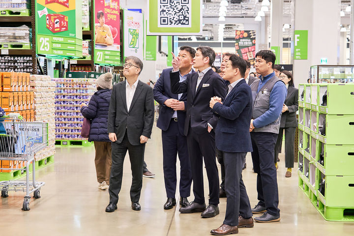 [서울=뉴시스] 정용진 신세계그룹 회장이 설 연휴를 일주일 앞둔 9일 인천 트레이더스 구월점을 찾아 매장과 상품 설명을 듣는 모습. (사진=신세계그룹 제공)  *재판매 및 DB 금지