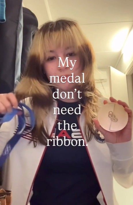 [뉴시스]피겨 스케이팅 단체전에서 금메달을 거머쥔 미국인 알리사 리우가 메달에 관한 불만을 드러냈다. (사진 = 알리사 리우 인스타그램 캡처) *재판매 및 DB 금지