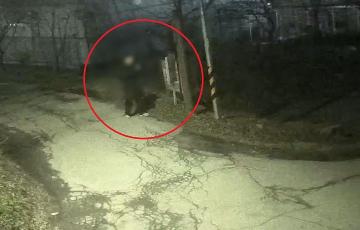 마약을 은닉하는 모습. (사진=경기남부경찰청 제공) *재판매 및 DB 금지