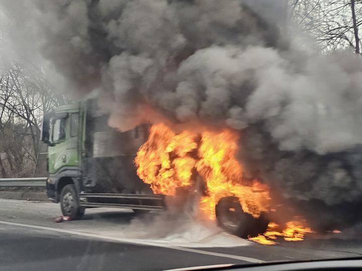 [대전=뉴시스] 10일 오전 9시23분께 대전 유성구 용계동 호남고속도로 유성IC 방향 38.6㎞ 지점 화물차에서 불이 났다. (사진=독자 제공) 2026.02.10. photo@newsis.com *재판매 및 DB 금지