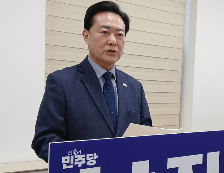 [대전=뉴시스] 조명휘 기자 = 남진근 전 대전시의원이 10일 오전 대전시의회 기자실서 회견을 열고 동구청장 선거 출마를 공식 선언하고 있다. 2026.02.10. photo@newsis.com *재판매 및 DB 금지