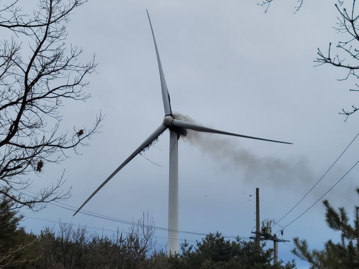 [양산=뉴시스] 10일 오전 8시37분께 경남 양산시 어곡동 에덴밸리 인근 풍력발전기에서 불이 나 소방당국이 진화 작업을 벌이고 있다. (사진=경남소방본부 제공) 2026.02.10. photo@newsis.com *재판매 및 DB 금지