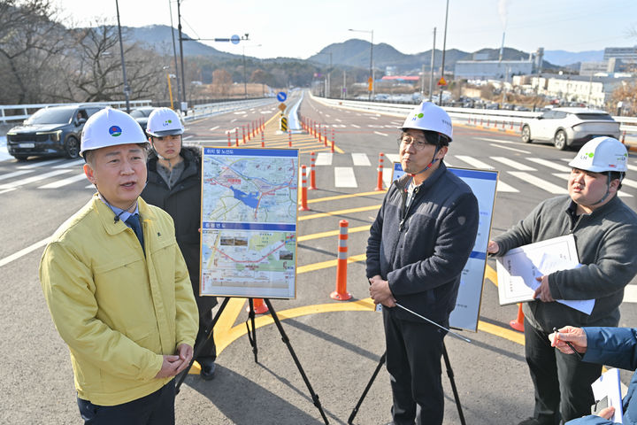 [광주=뉴시스] 김이강 서구청장과 유관 기관이 지난 9일 매월~효천 도로 전면 개통 전 안전점검을 하고 있다. (사진=서구 제공) 2026.02.10. photo@newsis.com *재판매 및 DB 금지