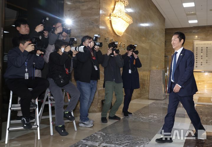 [서울=뉴시스] 조성봉 기자 = 정청래 더불어민주당 대표가 10일 오전 서울 여의도 국회에서 열린 비공개 의원총회에 참석하고 있다.2026.02.10. suncho21@newsis.com 