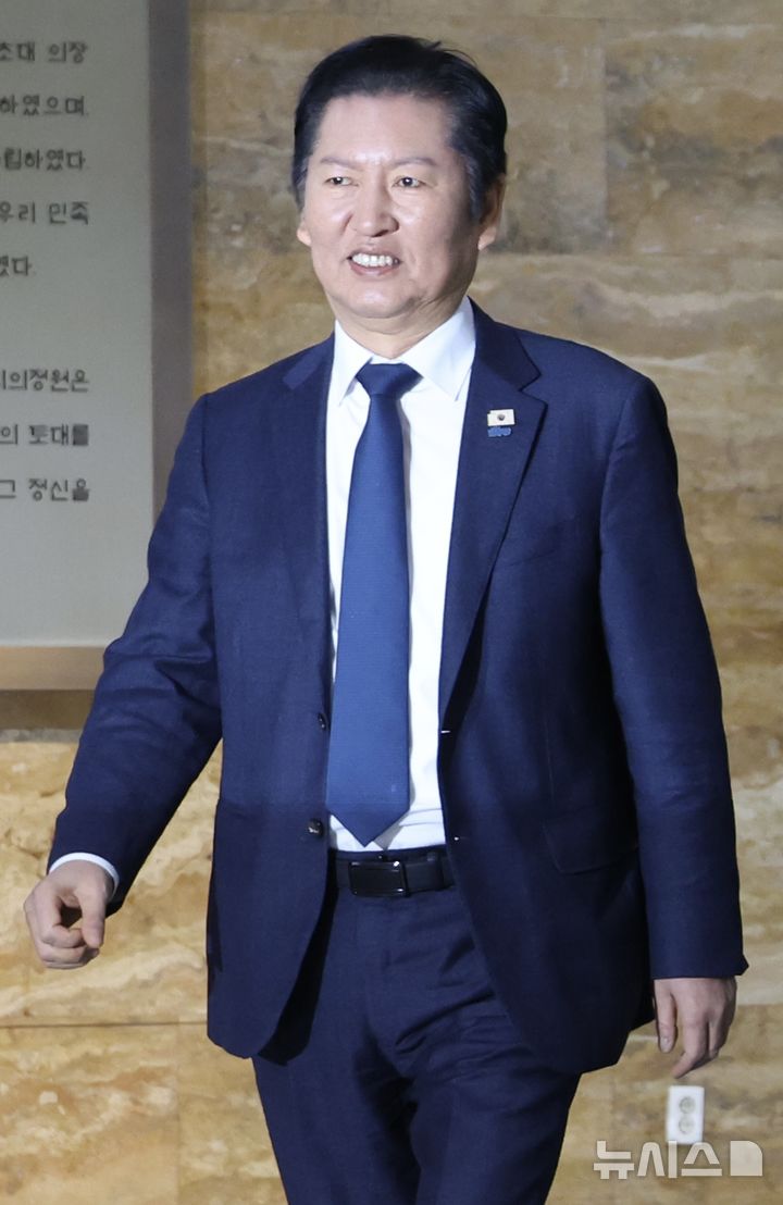 [서울=뉴시스] 조성봉 기자 = 정청래 더불어민주당 대표가 10일 오전 서울 여의도 국회에서 열린 비공개 의원총회에 참석하고 있다.2026.02.10. suncho21@newsis.com 