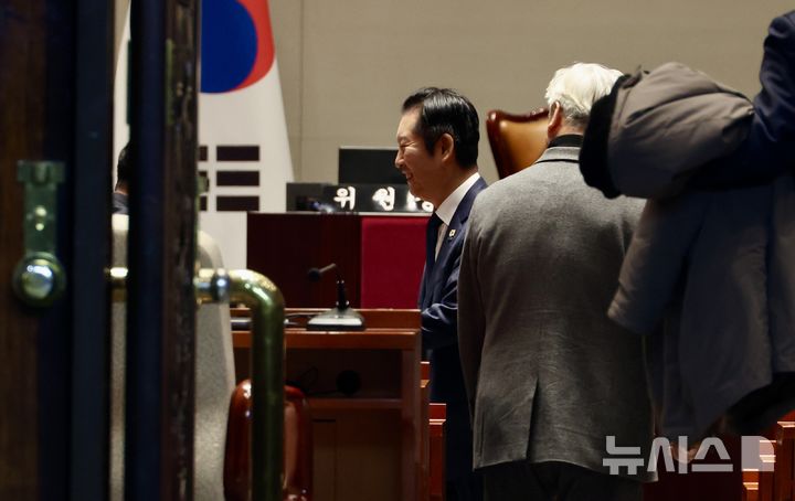 민주 의총서 "혁신당 합당 추진 어렵다" 공감대…최고위서 결론