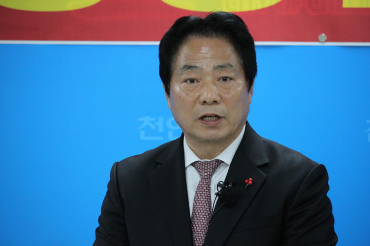 [천안=뉴시스] 최영민 기자=황종헌 국민의힘 천안시장 출마예정자가 10일 천안시청 브리핑실에서 자신의 제2호 공약을 설명하고 있다. 2026.02.10 ymchoi@newsis.com *재판매 및 DB 금지