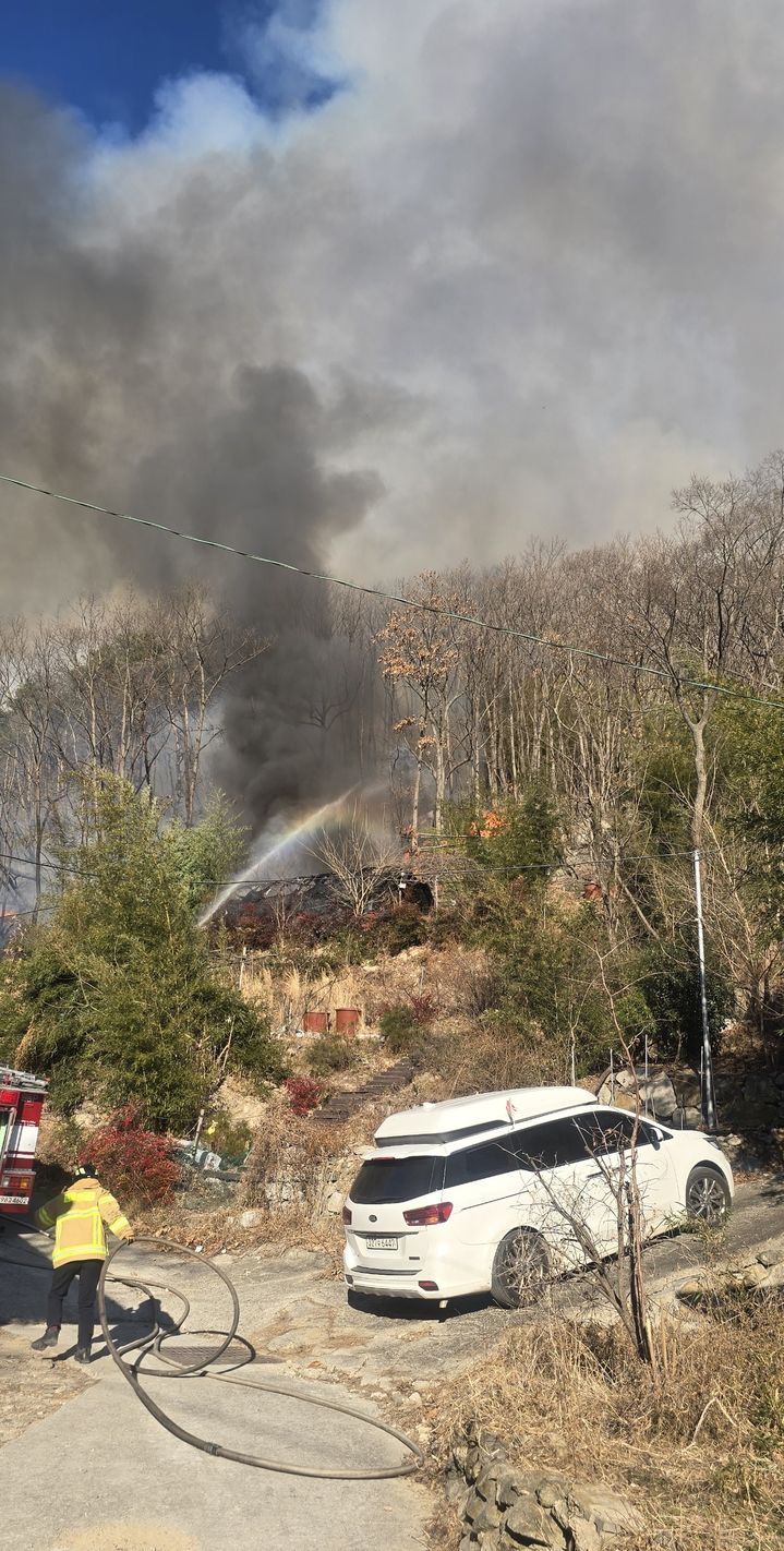[양산=뉴시스] 10일 오전 8시37분께 경남 양산시 어곡동 에덴밸리 인근 풍력발전기의 불이 인근 산림으로 확산돼 소방당국이 진화 작업을 벌이고 있다. (사진=독자제공 제공) 2026.02.10. photo@newsis.com *재판매 및 DB 금지
