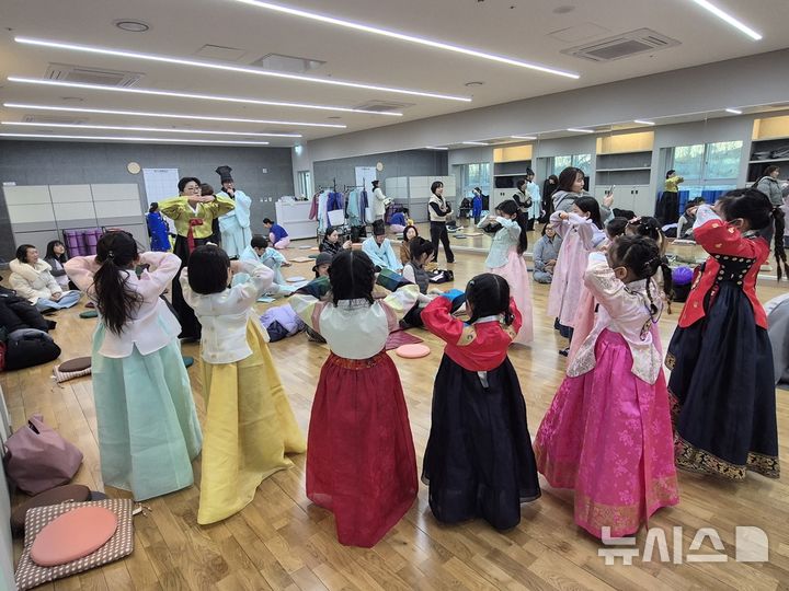 [경기광주=뉴시스]광주시가 설을 맞아 가족 참여형 전통문화 체험행사를 개최했다(사진=광주시 제공)2026.02.10.photo@newsis.com