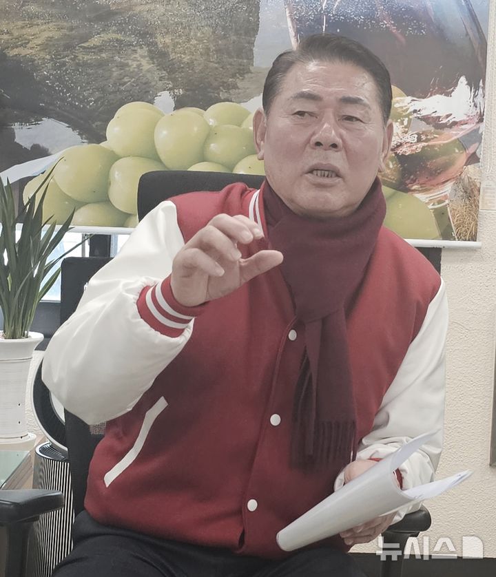 [영동=뉴시스] 연종영 기자 = 신현광 충북 영동군의회 의장이 10일 영동군청 군정홍보실에서 6월 지방선거 출마 계획을 설명하고 있다. 기자간담회에서 신 의장은 군수 선거 출마 계획을 접고 도의원 선거에 출마하겠다고 밝혔다. 2026.02.10. jyy@newsis.com