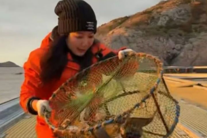 [뉴시스]업무 스트레스 때문에 대기업 임원직은 그만둔 중국 여성. (사진 = 더우인) *재판매 및 DB 금지