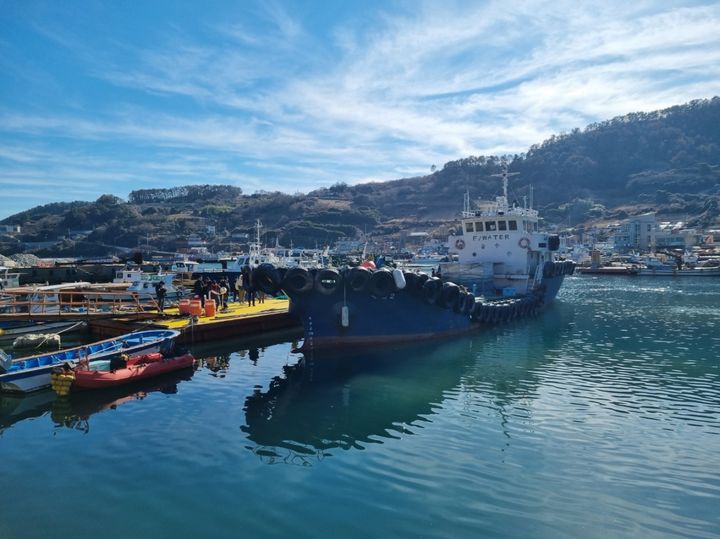 [통영=뉴시스] 신정철 기자= 통영시와 한국수자원공사는 지난 9일, 무강우 장기화로 가뭄 우려가 높은 경남 통영시 욕지도 지역을 대상으로 생활용수 확보. 급수선 비상급수 등 시범운영을 실시하는 등 급수체계 전반을 점검했다. 사진은 급수선 200t 비상급수 모습.(사진=통영시 제공).2026.02.10. photo@newsis.com *재판매 및 DB 금지