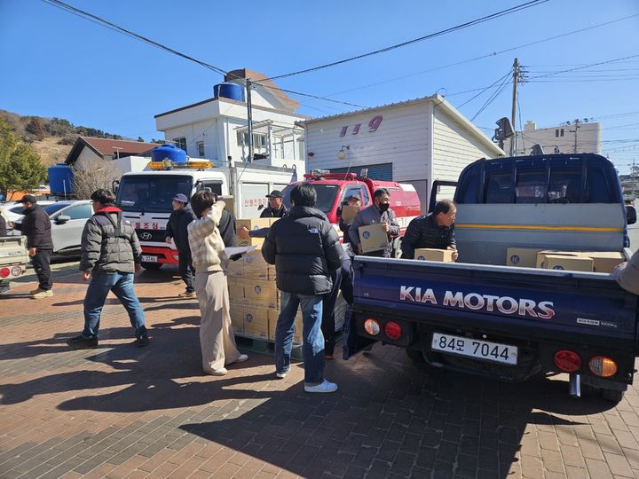 [통영=뉴시스] 신정철 기자= 통영시와 한국수자원공사는 지난 9일, 무강우 장기화로 가뭄 우려가 높은 경남 통영시 욕지도 지역을 대상으로 생활용수 확보. 급수선 비상급수 등 시범운영을 실시하는 등 급수체계 전반을 점검했다.사진은 병물 2400병 1차 배부 모습.(사진=통영시 제공).2026.02.10. photo@newsis.com *재판매 및 DB 금지