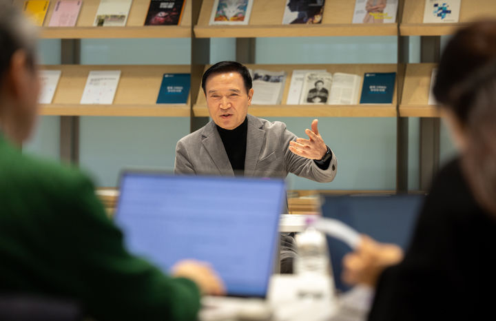 [수원=뉴시스] 임태희 경기도교육감이 10일 오전 경기도교육청 남부청사에서 열린 출입기자단 간담회에서 행정통합 특별법 추진에 따른 교육재정 감소 전망과 제도 개편 요구에 대해 설명하고 있다. (사진=경기도교육청 제공) 2026.02.10. photo@newsis.com *재판매 및 DB 금지