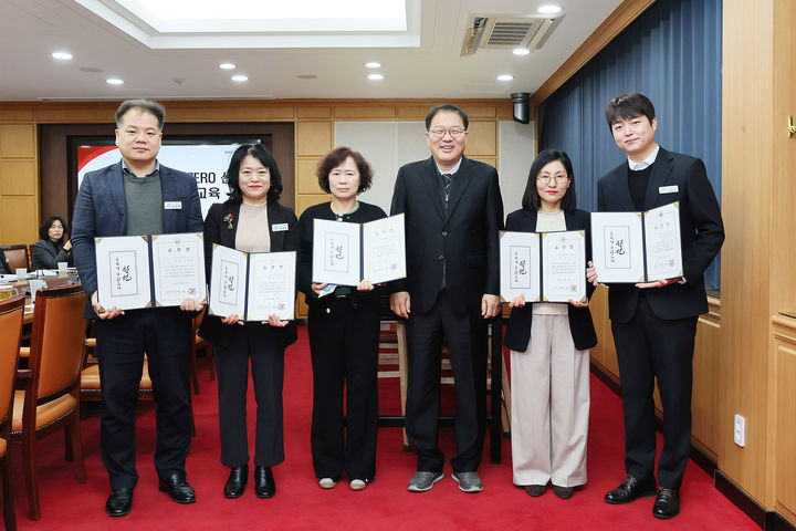 [창원=뉴시스] 장금용 경남 창원시장 권한대행이 10일 시정회의실에서 열린 1월 이달의 우수공무원 표창 수여식에서 수상자들과 함께 기념촬영을 하고 있다. (사진=창원시 제공) 2026.02.10. photo@newsis.com *재판매 및 DB 금지