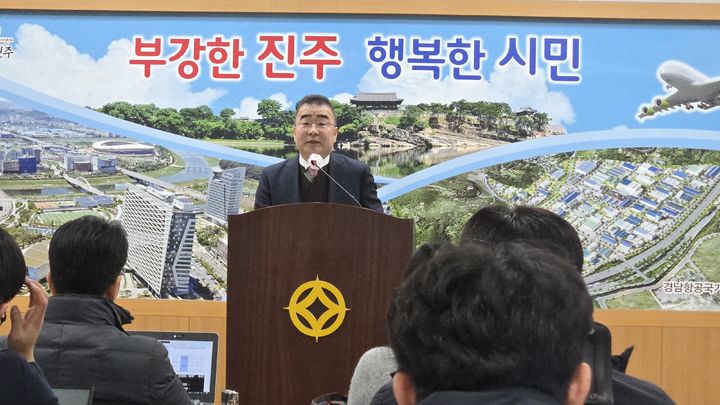 [진주=뉴시스] 박일동 진주부시장이 10일 진주시청 브리핑룸에서 대학가 월세안정화 대책에 대해 기자회견을 하고있다.2026.02.10.jkgyu@newsis.com *재판매 및 DB 금지