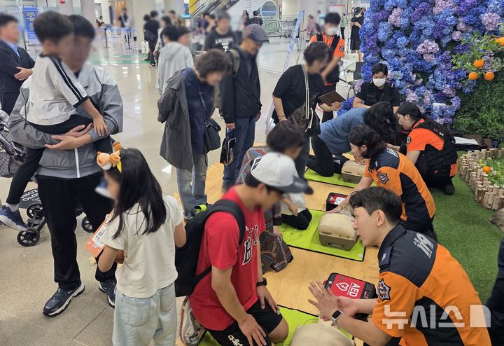 [제주=뉴시스] 제주소방안전본부가 지난해 추석 연휴 제주국제공항에서 응급처치 교육 체험 부스를 운영하는 모습. (사진=제주소방안전본부 제공) 2026.02.10. photo@newsis.com