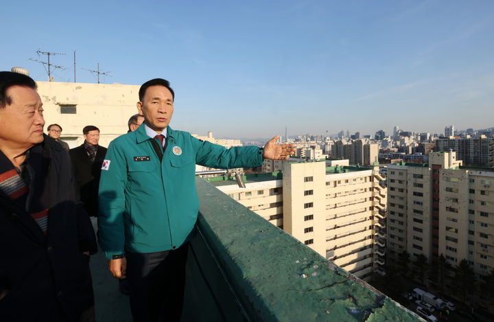[서울=뉴시스] 재건축단지 현장 방문 간담회(압구정). 2026.02.10. (사진=강남구 제공) *재판매 및 DB 금지