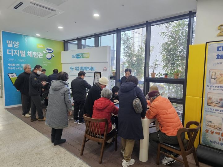 "이거 어떻게 하니?"…키오스크 앞 작아지는 부모님