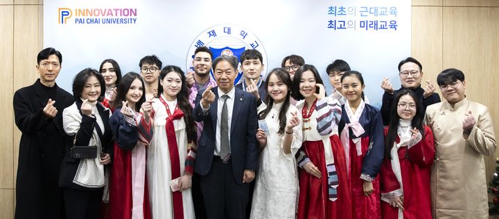 [대전=뉴시스] 배재대학교 김욱 총장이 외국인 유학생들과 기념촬영을 하고 있다. (사진=배재대 제공) 2026.02.10. photo@newsis.com *재판매 및 DB 금지