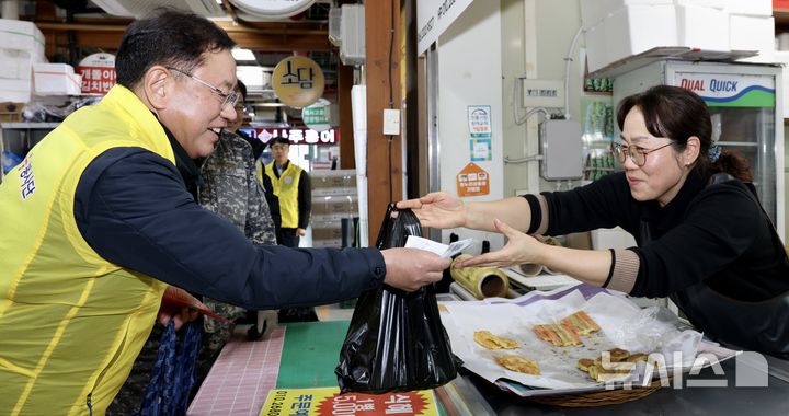 한전KDN, 전통시장 장보기 행사 진행…지역사회 나눔 실천