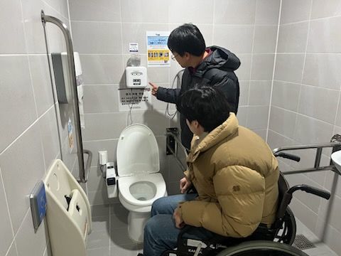 동대문구, 장애인 화장실 '로봇 변기' 설치…자동 물 내림 기능