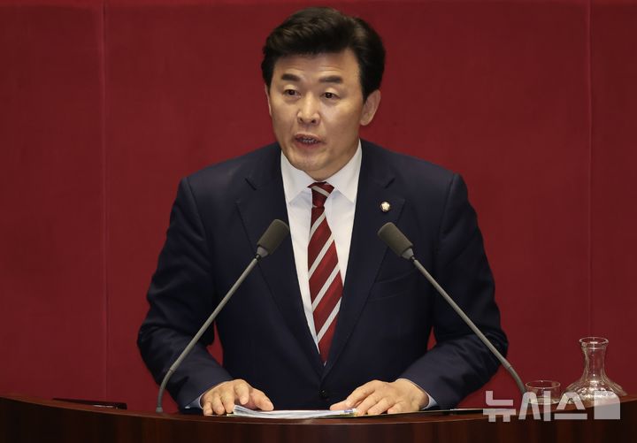 [서울=뉴시스] 조성봉 기자 = 윤영석 국민의힘 의원이 지난 2월10일 오후 서울 여의도 국회에서 열린 제432회국회(임시회) 제5차 본회의 경제 분야 대정부질문에서 질의를 하고 있다. 2026.02.10. suncho21@newsis.com