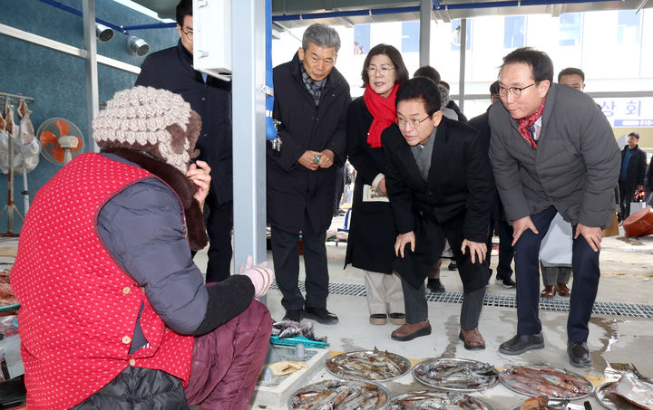 [안동=뉴시스] 지난 9일 영덕시장을 찾은 이철우 경북지사. (사진=경북도 제공) 2026.02.10. photo@newsis.com *재판매 및 DB 금지