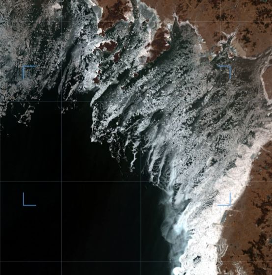 [청주=뉴시스] 10일 기상청 위탁관측기관 고려대기환경연구소가 공개한 북한 청천강 앞바다 결빙 모습. 미국 항공우주국(NASA) 위성 센티넬-2(Sentinel-2)이 하루 전 촬영했다. 우수(19일)를 열흘 남짓 남겨두고 있는데도 강추위에 얼어붙은 바다와 서서히 녹아 바다 위를 떠다니는 유빙이 보인다. (사진=고려대기환연경연구소 제공) 2026.02.10. photo@newsis.com *재판매 및 DB 금지