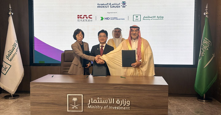 [서울=뉴시스] 9일 사우디 ‘국제 방위산업 전시회(WDS) 2026’에서 허주희 글로컬사업본부장(왼쪽에서 첫 번째)이 HD현대중공업 우권식 영업부문장(가운데), 사우디 투자부 하산 알두하임(Hassan Al-Duhaim) 특별 사업관리 총괄책임자(오른쪽에서 첫 번째)와 기념촬영을 하고 있다. 2026.02.10. (사진=한국공항공사 제공) photo@newsis.com *재판매 및 DB 금지