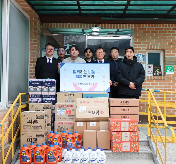 한국발명진흥회 임직원들이 10일 사회복지법인 천사재단(양평 천사의 집)에서 성금과 생필품을 전달하고 기념 촬영을 하고 있다. *재판매 및 DB 금지