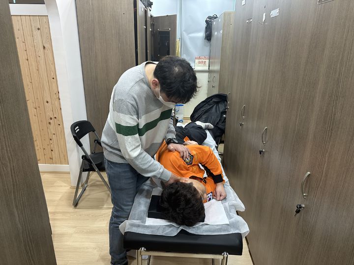 [인천=뉴시스] 시각장애인 안마사가 119안전센터를 직접 찾아가 소방공무원에게 안마 서비스를 제공하고 있다. (사진=인천소방본부 제공) 2026.02.10. photo@newis.scom *재판매 및 DB 금지