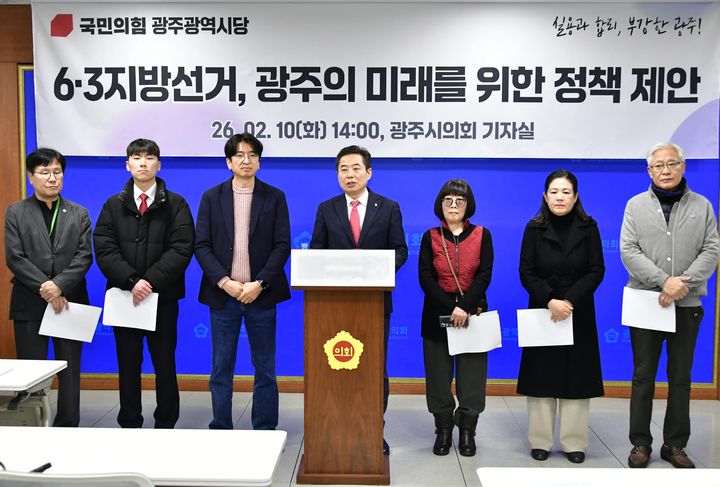 [광주=뉴시스] 국민의힘 광주시당이 10일 광주시의회 브리핑룸에서 기자회견을 열고 6·3 지방선거 주요 정책공약을 발표하고 있다. (사진=국민의힘 광주시당 제공) 2026.02.10. photo@newsis.com *재판매 및 DB 금지