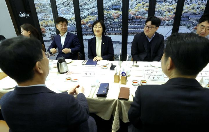 [서울=뉴시스] 이스란 보건복지부 제1차관이 10일 오후 주요 아동복지단체 대표들과 소통 간담회를 하는 모습 (사진=보건복지부 제공) 2026.02.10. photo@newsis.com *재판매 및 DB 금지