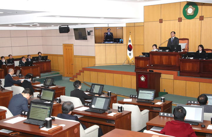 [정읍=뉴시스] 10일 열린 정읍시의회 제310회 임시회 제2차 본회의, 박일 의장이 회의를 진행하고 있다. *재판매 및 DB 금지