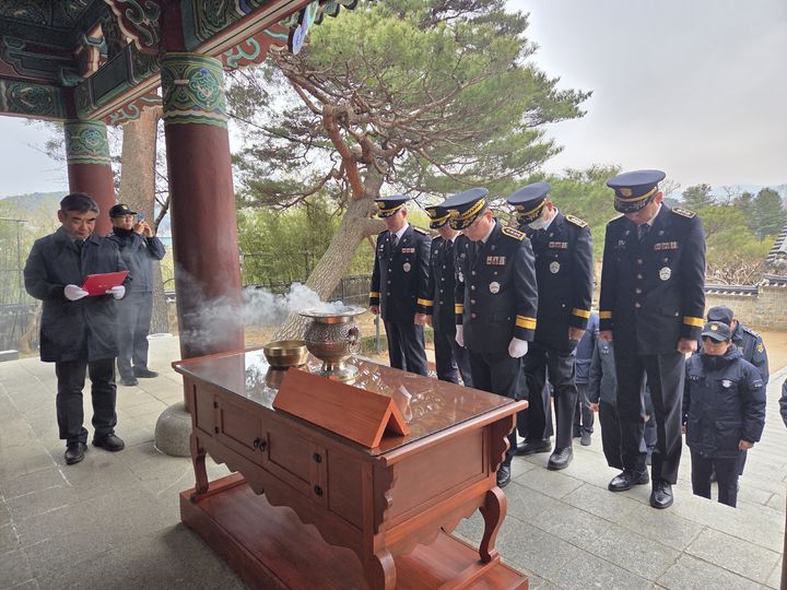 [강릉=뉴시스] 강릉교도소 관계자들이 율곡 이이 선생의 영정이 모셔진 문성사에서 참배를 하고 있다.(사진=강릉시 제공)photo@newsis.com *재판매 및 DB 금지
